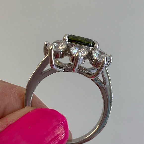 Emerald green & Crystal Cocktail Ring 6 3/4 - Picture 3 of 8